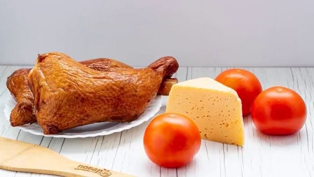 Салат с копченой курицей и помидорами