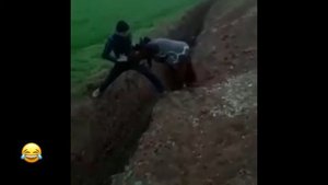 Бабушка упала в яму