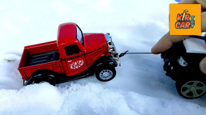 Машинки игрушки ездят по снегу - Полицейская Машинка и Красная Машинка. Кир Кар Тойс