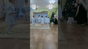 Танец на Новый "Серебристые снежинки" старшая группа