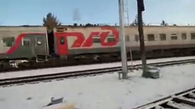 Teplovoz ТЭП70 с пассажирским поездом Приобье-Екатеринбург смотреть онлайн