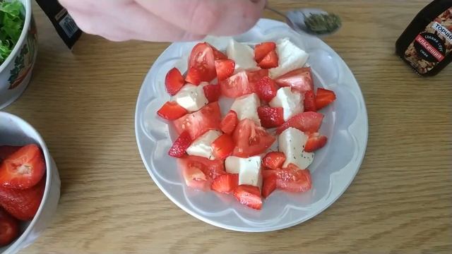 Необычный летний салат с  клубникой БЕЗ МАЙОНЕЗА, 2 роскошных рецепта закуски