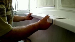 Оригинальное и полезное украшение балкона (лоджии). Узкий пластиковый подоконник.