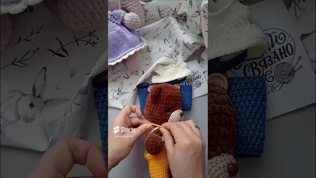Наряжаю малышей #крючком #вязание #вязаныеигрушки #вязанаяигрушка #ручнаяработа #амигуруми #вяжу