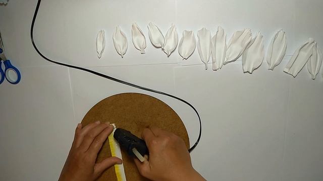 ?Мастер-класс: Цветы из фоамирана своими руками / Резиночка для волос из фоамирана
