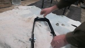 Иж 49. Сборка задней вилки с амортизатороми.