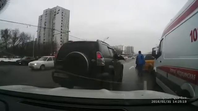 Таксист не пропустил скорую помощь с сиреной  Водители заступились за скорую и наказали шакала