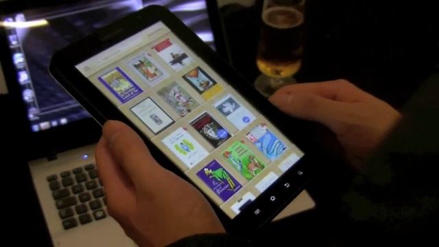 Samsung Galaxy Tab vs. iPad at IFA 2010 [iphonia.it] смотреть онлайн