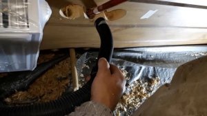 Засверливание штроб в подразетнике в стене деревянного дома. belstroika.ru