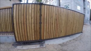 Некачественные откатные ворота от компании Sector-Group. Провисли до земли. Попали на деньги.