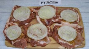 Стейки из свинины с помидором и луком на сковороде газ-гриль