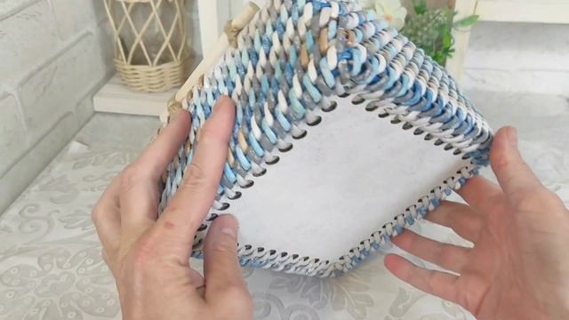 Плетёная корзинка с деревянным дном и ручками