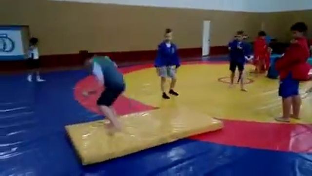 Кувырок с прогиба смотреть онлайн