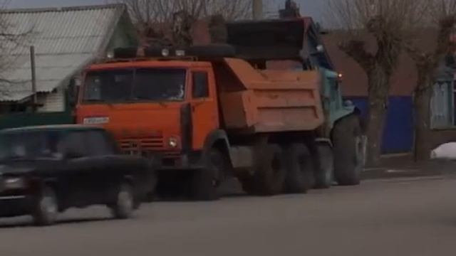 В Кузнецке занялись уборкой обочин смотреть онлайн