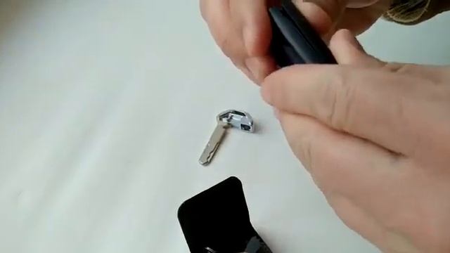 Замена батарейки в брелке ключа (автомобильном ключе) (Honda FIT 3 поколение) смотреть онлайн