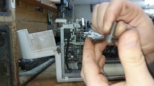 Регулировка петлителей на коверлоке, замена тяги петлителя и направляющей тяги