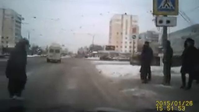 В Твери маршрутное такси проехало на "красный" смотреть онлайн