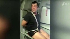Пьяный дебошир устроил драку на борту самолета и был скручен проводниками и пассажирами