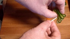 Ёлочки из огурца / Украшение новогоднего блюда