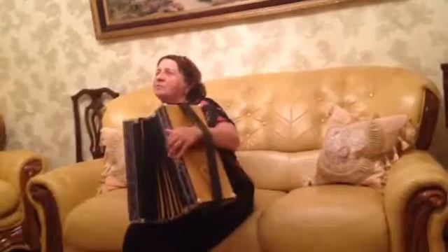 Играет на гармошке и поет красиво