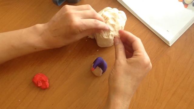 Лепим пингвина из цветного соленого теста смотреть онлайн