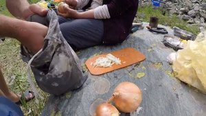 Дикая кухня - Рыбачим Жарим Хариуса Отдыхаем на Oзере Тихом I Поход по Горному Алтаю