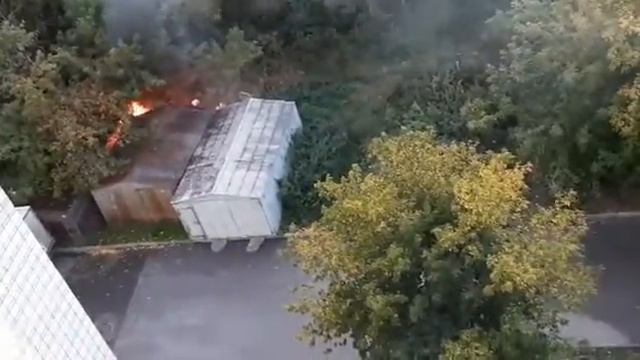 Пожар на Сибиряков Гвардейцев. горит гараж... часть2 смотреть онлайн