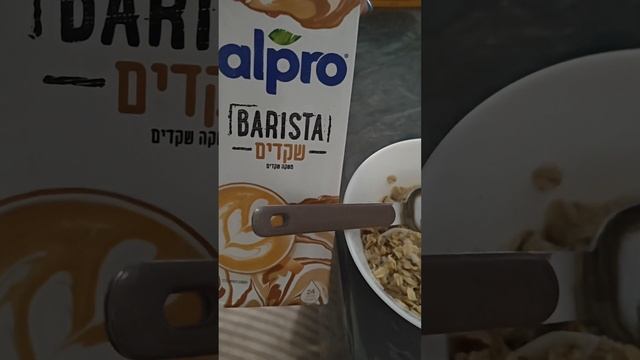 мой быстрый полезный завтрак сегодня цельнозерновые мюсли с чиа семечки орехи и миндальное молоко смотреть онлайн