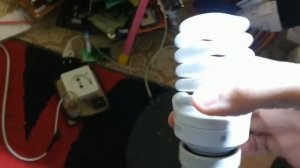 (Ремонтник / видео №3) Ремонт лампы-экономки. Просто тупо горят спирали, а лампа не зажигается...