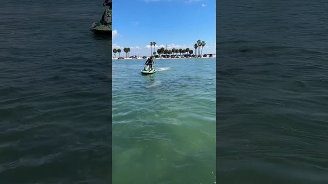 Look at this water! ? #jetski #flskiriders #florida смотреть онлайн