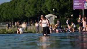 Горячие Выпускницы в фонтане