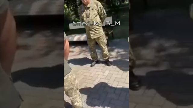 Мирный житель задаётся вопросом «Зачем мне идти на фронт? Зачем мне убивать людей?»