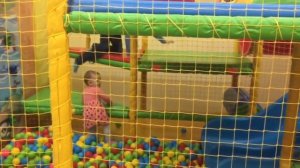 Дети играют в лабиринте