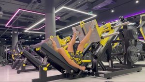 Техника выполнения: жим ногами лежа широкая постановка ног, на внутреннюю часть бедра и низ ягодиц.