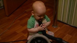 Малышка с пылесосом