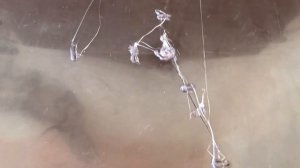 Ремонтирую пластиковую корзину для белья.