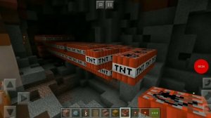 Делаю в разноцветной горе пещеру в Minecraft