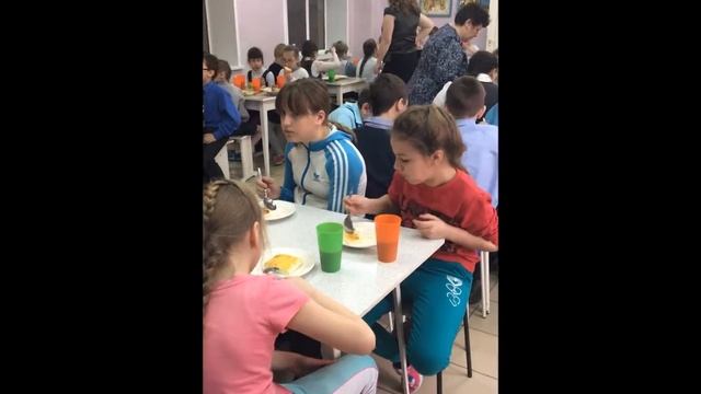 Как питаются ребята в нашей столовой смотреть онлайн