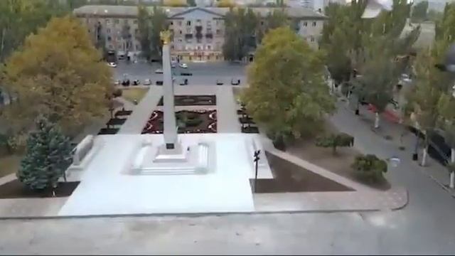 Стела «Мелитополь – Город воинской славы» на площади Победы с высоты птичьего полета