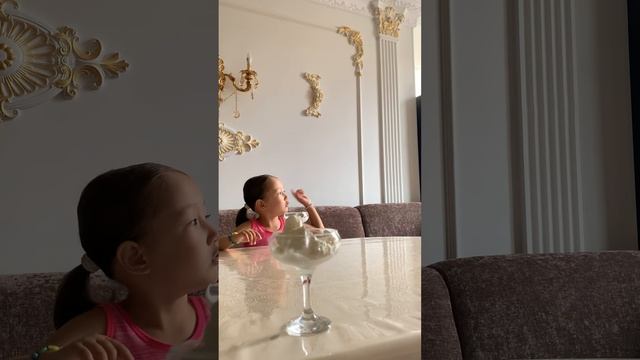 AISULU ZHOLDASBEKKYZY Дети – цветы жизни. Мои внучки – смысл и цветы моей жизни! смотреть онлайн