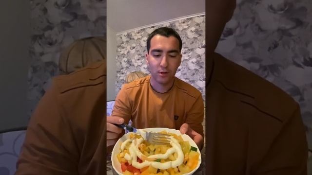 Ужинаю дома )))(Гречка,сардельки ,салат,квашенная капуста ) смотреть онлайн