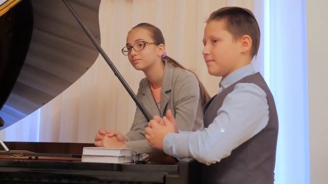 О важном с улыбкой! Интервью Михаила Казиника детям смотреть онлайн