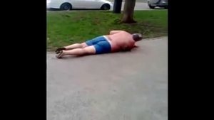 Пьяный мужик упал