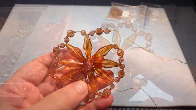 Переделка старых бус в звёздочку для ёлки. Ёлочное украшение из проволоки и бусин.