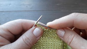 #ВЯЖУ Эластичное закрытие петель с накидом ,спицами.