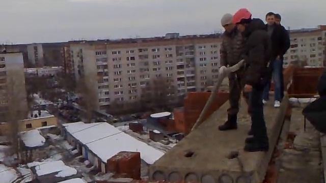 Дениска балуется с пожарным шлангом