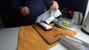 Заточка ножей на мокром камне..