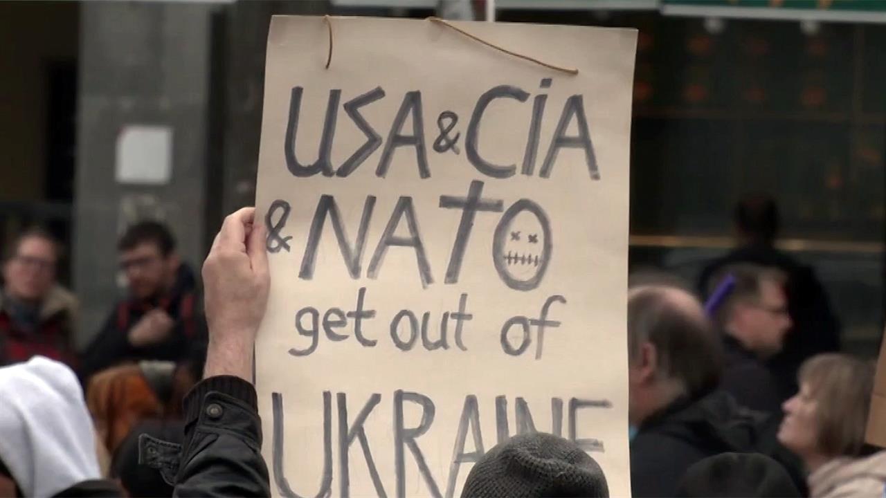 Протестующие на улицах Берлина требуют прекратить поставки западного оружия Украине