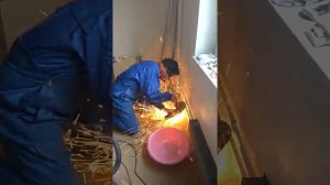 Нарезка резьбы ручным клуппом.