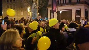 LES GILETS ÉTANTS ÉVIDEMENT CONFISQUÉS À LA FOUILLE, LES GENS ONT AMENÉ DES BONNETS ET DES BALLONS J